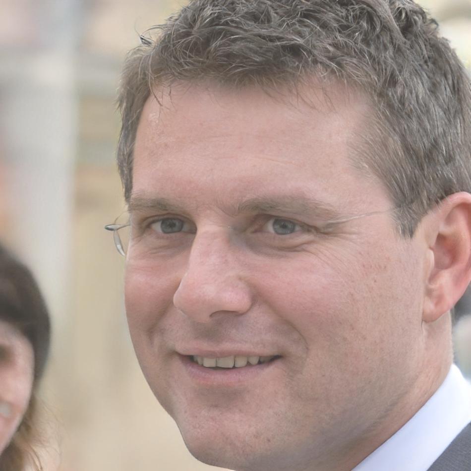 Portrait de Julien Moreau, expert en analyse financière