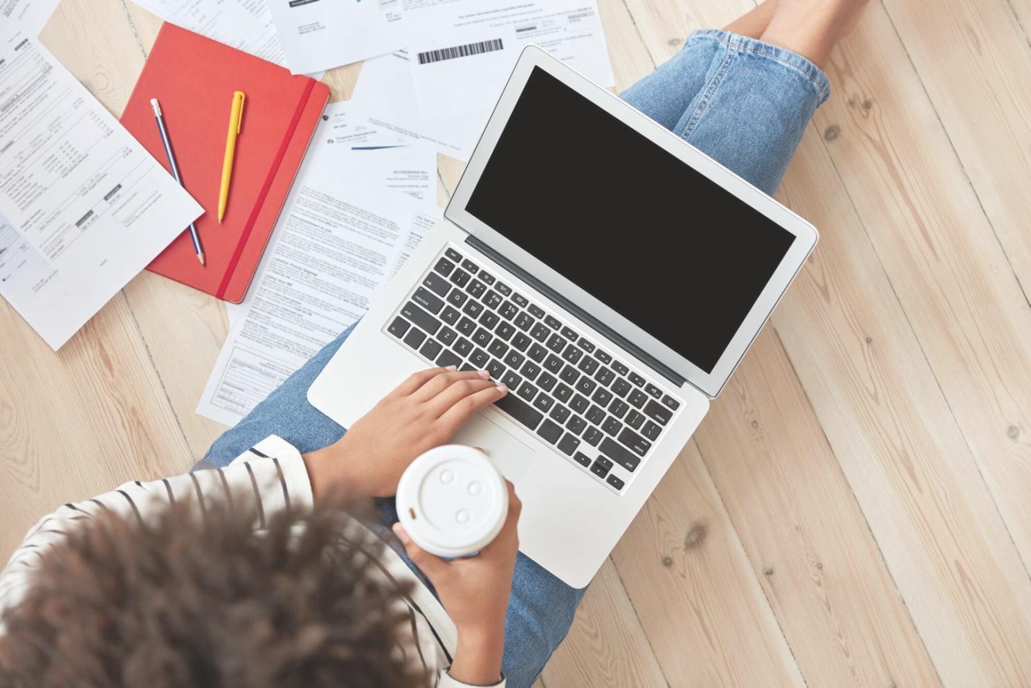 Salle de formation moderne avec écrans d'analyse financière